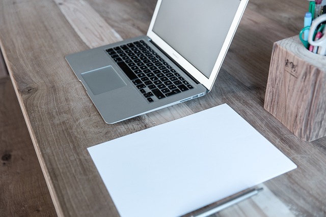 Bureau met planten en laptop